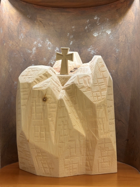 Urne Mountain Zirbe mit Kreuz geschnitzt 30 cm, natur, geölt, Bestattung Sterzl