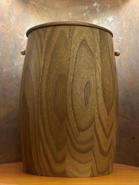 biologisch abbaubare Urne, Nussholz, natur, ge&ouml;lt, bauchig, Bestattung Sterzl